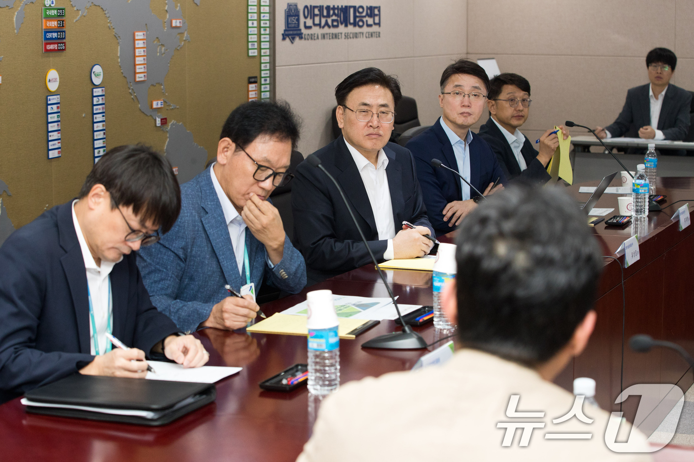 (서울=뉴스1) = 유상임 과학기술정보통신부 장관이 3일 오전 서울 송파구 한국인터넷진흥원 인터넷침해대응센터를 방문해 사이버 침해 모니터링 및 대응 현황을 점검하고, 통신사 및 플 …