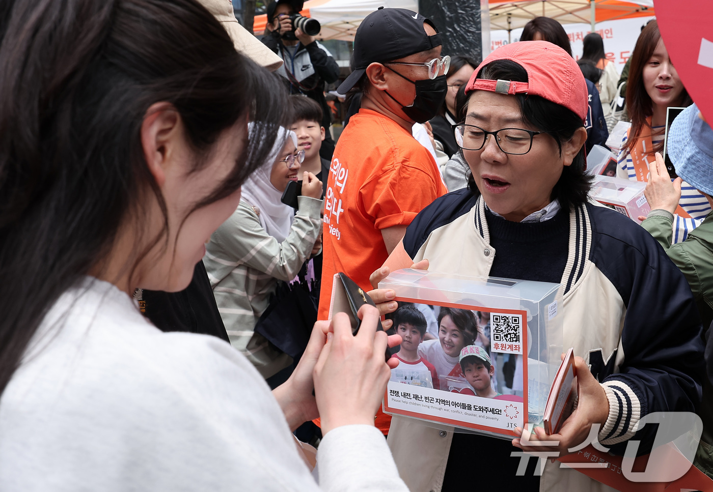 (서울=뉴스1) 김성진 기자 = 배우 이정은이 3일 서울 중구 명동 하나플레이파크에서 열린 전쟁 내전 재난 빈곤 아이돕기 길벗 JTS 거리모금 캠페인에 참석해 모금 활동을 하고 있 …