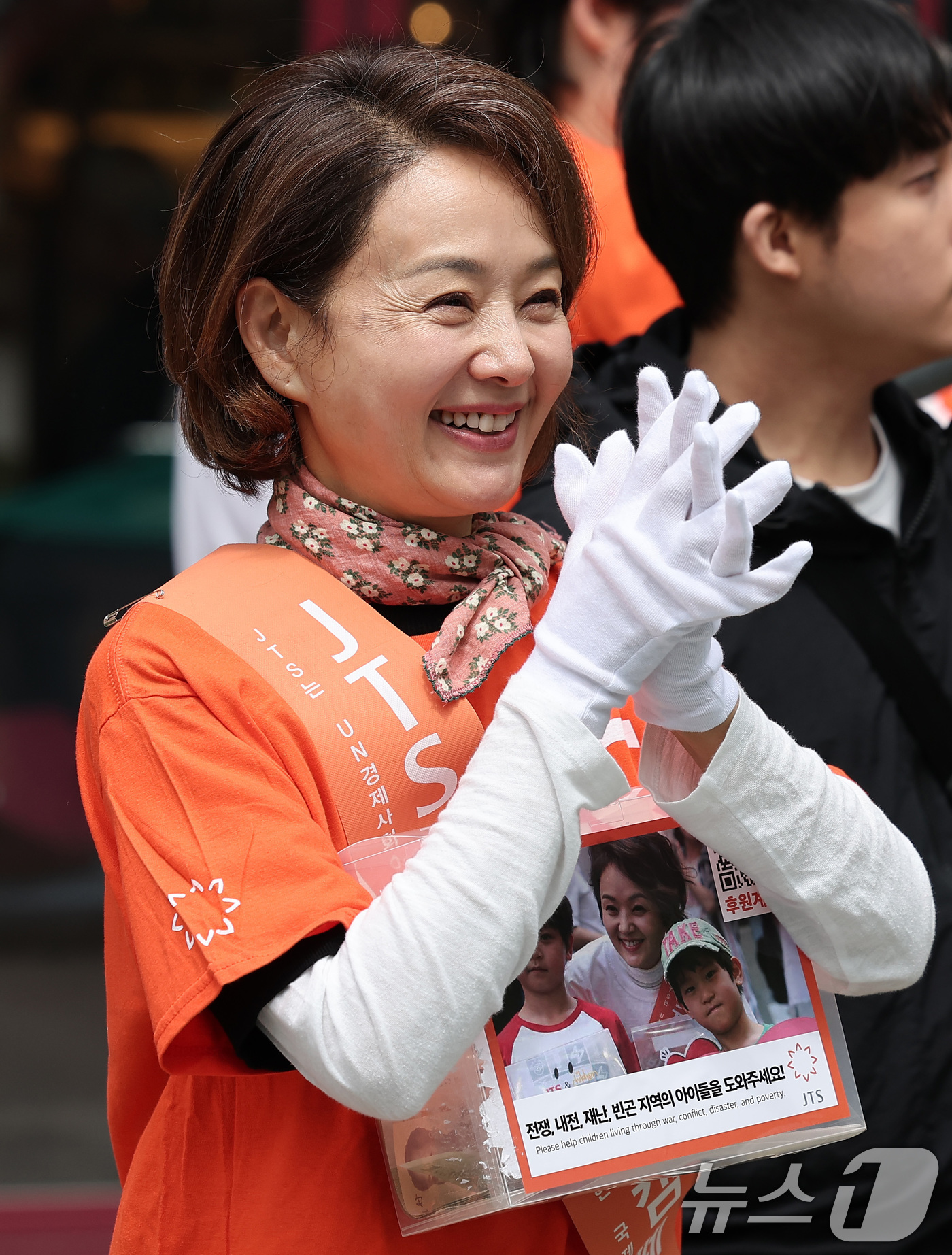 (서울=뉴스1) 김성진 기자 = 배우 배종옥이 3일 서울 중구 명동 하나플레이파크에서 열린 전쟁 내전 재난 빈곤 아이돕기 길벗 JTS 거리모금 캠페인에 참석해 미소짓고 있다. 20 …