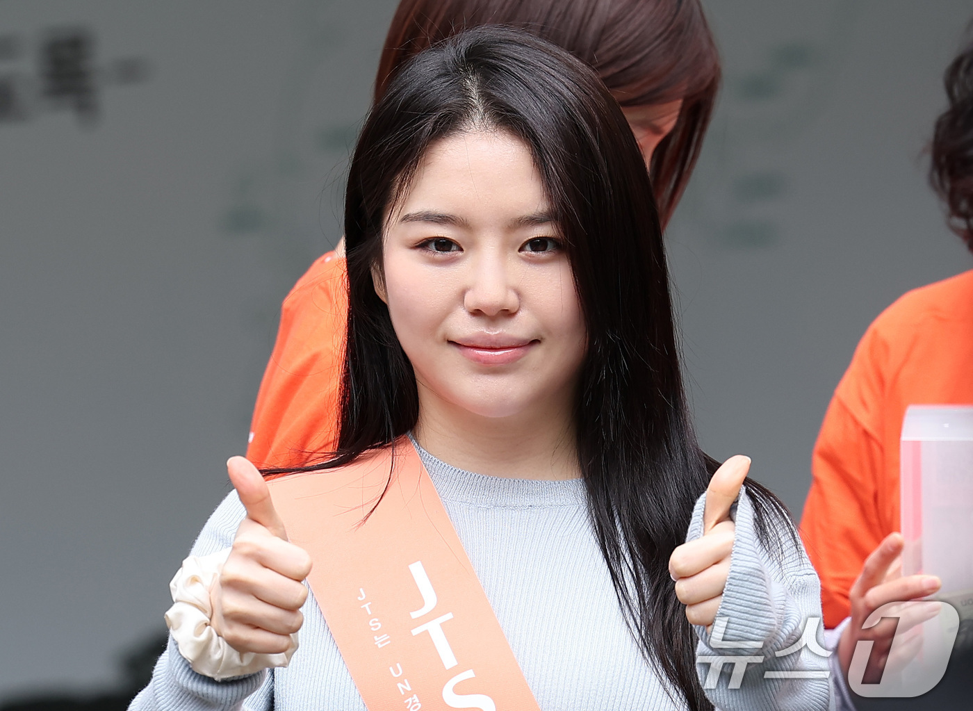 (서울=뉴스1) 김성진 기자 = 배우 조혜정이 3일 서울 중구 명동 하나플레이파크에서 열린 전쟁 내전 재난 빈곤 아이돕기 길벗 JTS 거리모금 캠페인에 참석해 엄지척을 하고 있다. …
