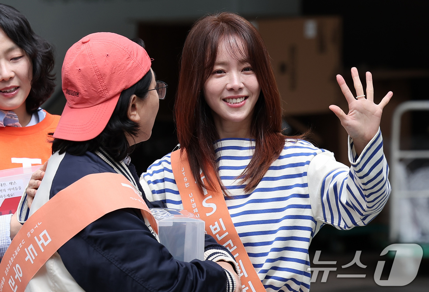 (서울=뉴스1) 김성진 기자 = 배우 한지민이 3일 서울 중구 명동 하나플레이파크에서 열린 전쟁 내전 재난 빈곤 아이돕기 길벗 JTS 거리모금 캠페인에 참석해 팬들을 향해 인사하고 …