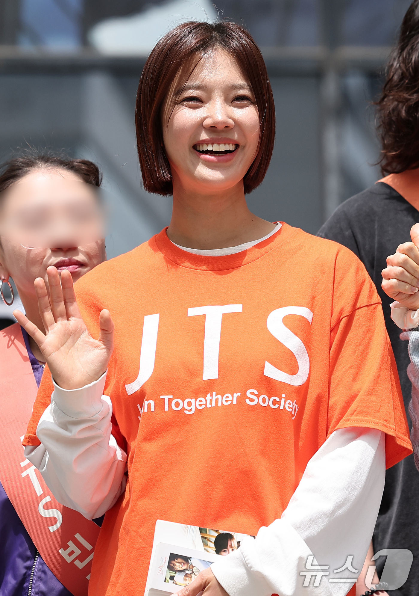 (서울=뉴스1) 김성진 기자 = 배우 임세미가 3일 서울 중구 명동 하나플레이파크에서 열린 전쟁 내전 재난 빈곤 아이돕기 길벗 JTS 거리모금 캠페인에 참석해 손인사를 하고 있다. …