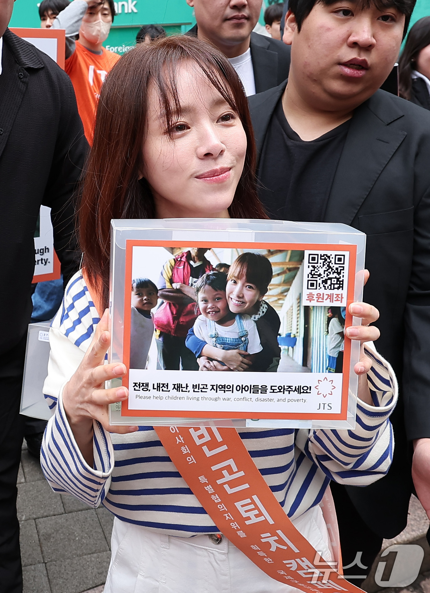 (서울=뉴스1) 김성진 기자 = 배우 한지민이 3일 서울 중구 명동 하나플레이파크에서 열린 전쟁 내전 재난 빈곤 아이돕기 길벗 JTS 거리모금 캠페인에 참석해 모금 활동을 하고 있 …