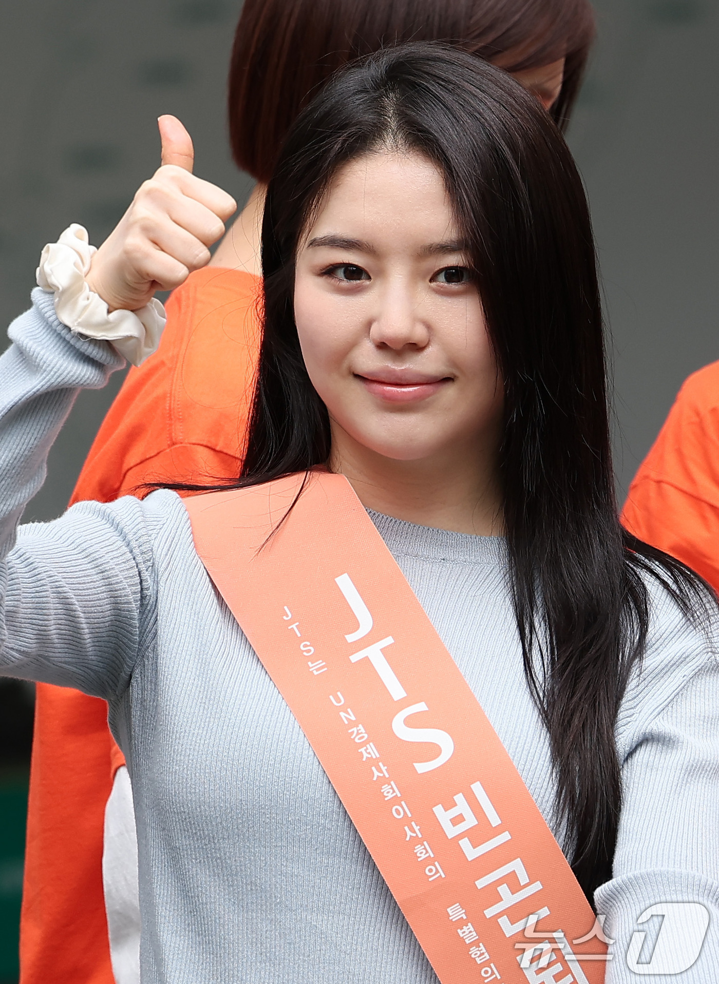 (서울=뉴스1) 김성진 기자 = 배우 조혜정이 3일 서울 중구 명동 하나플레이파크에서 열린 전쟁 내전 재난 빈곤 아이돕기 길벗 JTS 거리모금 캠페인에 참석해 포즈를 취하고 있다. …