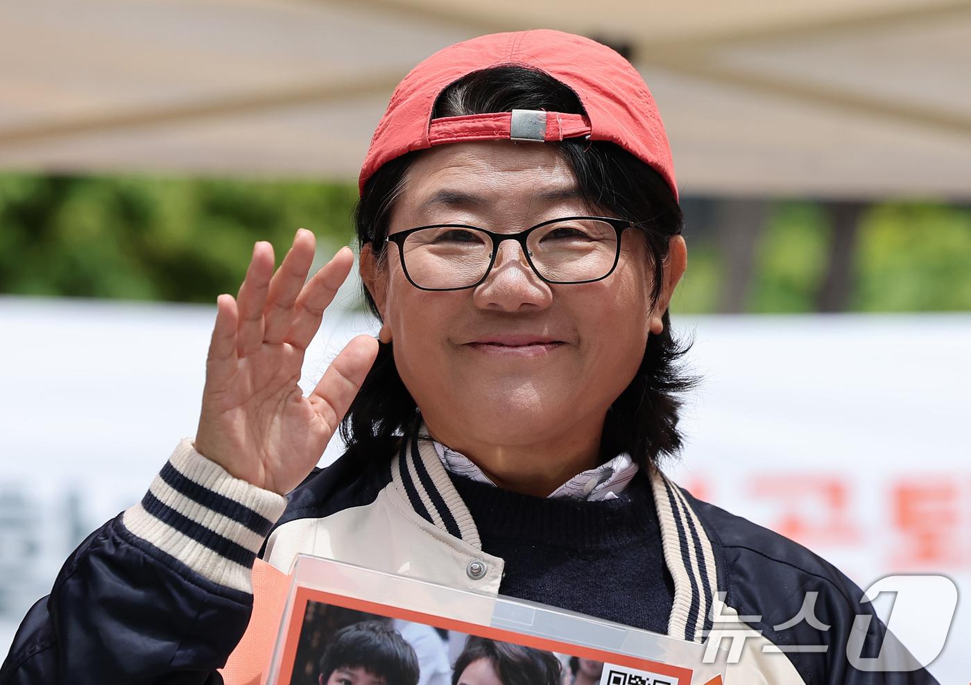 (서울=뉴스1) 김성진 기자 = 배우 이정은이 3일 서울 중구 명동 하나플레이파크에서 열린 전쟁 내전 재난 빈곤 아이돕기 길벗 JTS 거리모금 캠페인에 참석해 손인사를 하고 있다. …