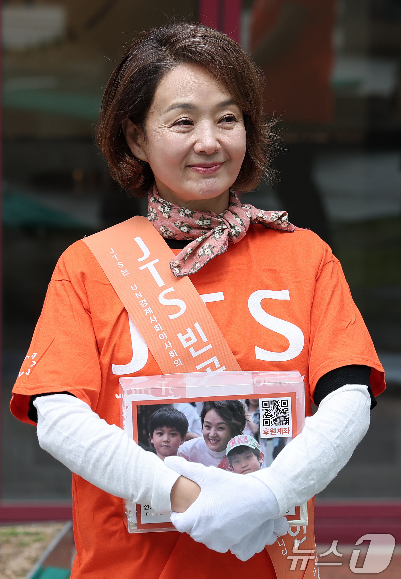 (서울=뉴스1) 김성진 기자 = 배우 배종옥이 3일 서울 중구 명동 하나플레이파크에서 열린 전쟁 내전 재난 빈곤 아이돕기 길벗 JTS 거리모금 캠페인에 참석해 미소짓고 있다. 20 …