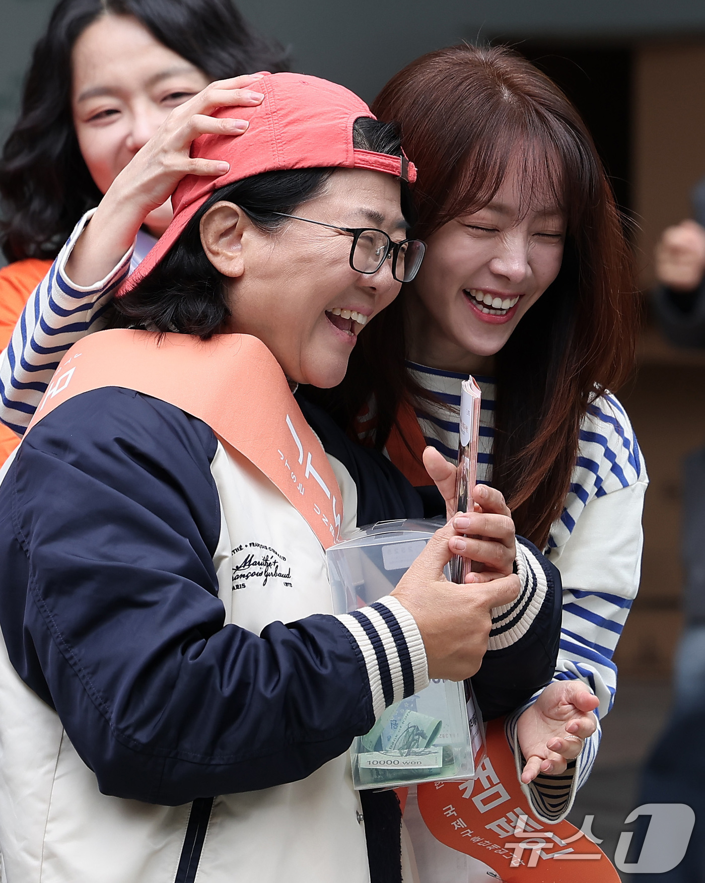 (서울=뉴스1) 김성진 기자 = 배우 이정은과 한지민이 3일 서울 중구 명동 하나플레이파크에서 열린 전쟁 내전 재난 빈곤 아이돕기 길벗 JTS 거리모금 캠페인에 참석해 미소짓고 있 …