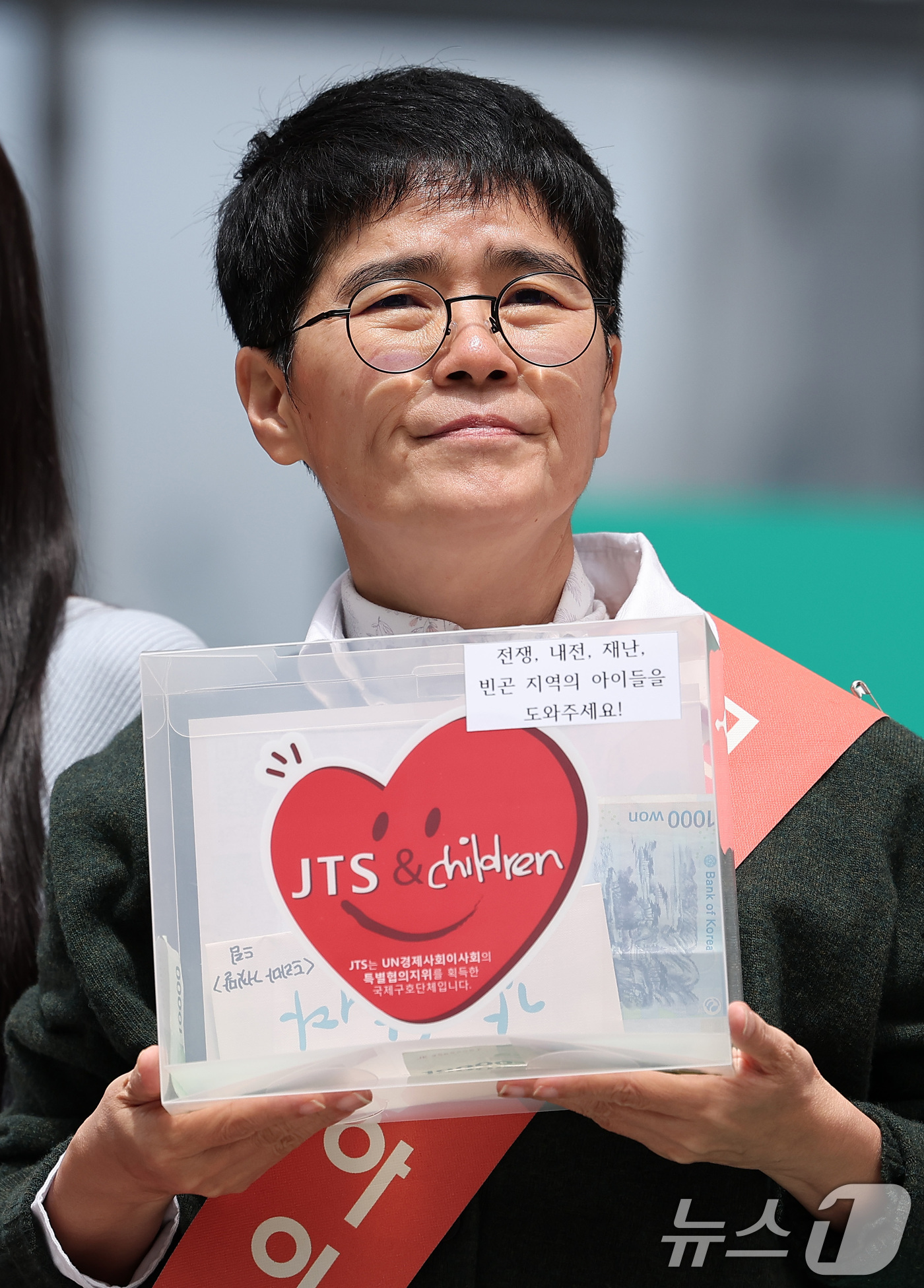 (서울=뉴스1) 김성진 기자 = 노희경 작가가 3일 서울 중구 명동 하나플레이파크에서 열린 전쟁 내전 재난 빈곤 아이돕기 길벗 JTS 거리모금 캠페인에 참석해 모금 활동을 하고 있 …