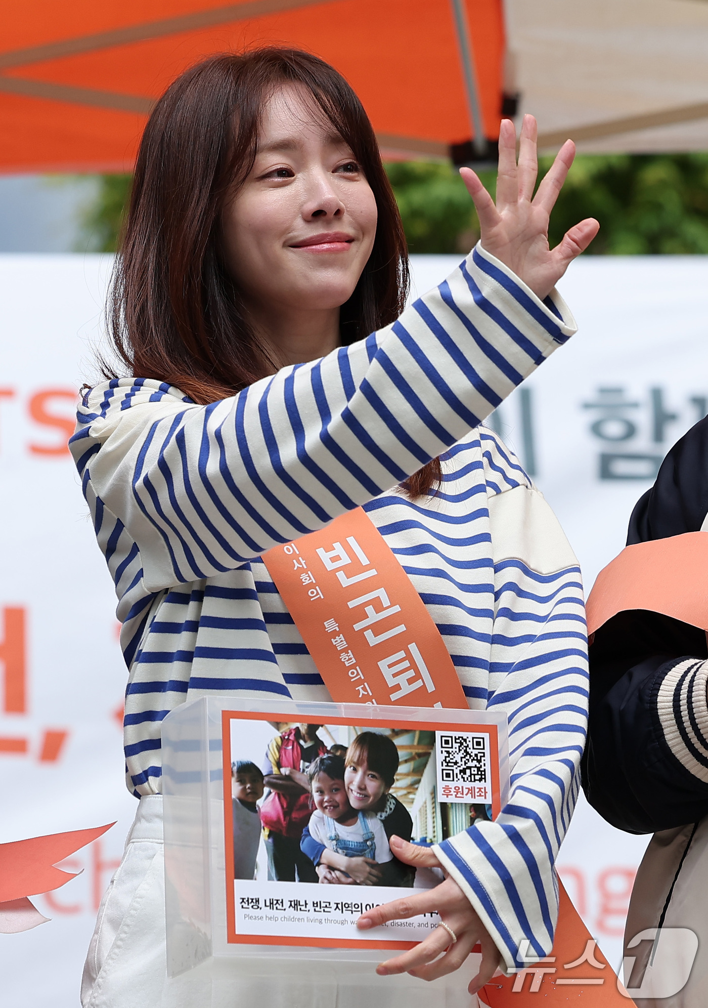 (서울=뉴스1) 김성진 기자 = 배우 한지민이 3일 서울 중구 명동 하나플레이파크에서 열린 전쟁 내전 재난 빈곤 아이돕기 길벗 JTS 거리모금 캠페인에 참석해 손인사를 하고 있다. …