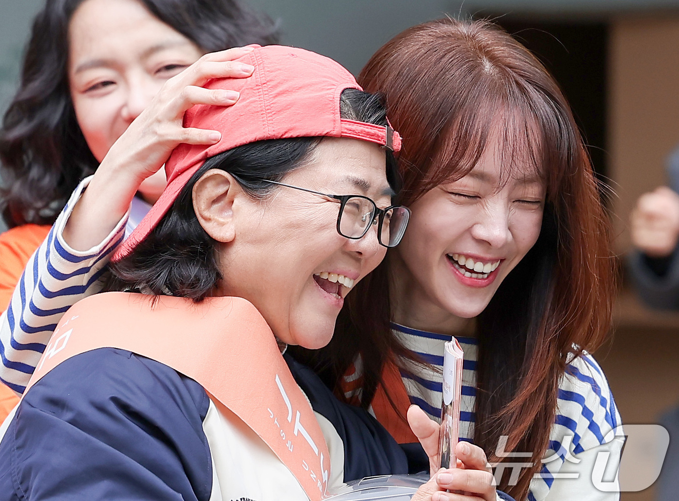 (서울=뉴스1) 김성진 기자 = 배우 이정은과 한지민이 3일 서울 중구 명동 하나플레이파크에서 열린 전쟁 내전 재난 빈곤 아이돕기 길벗 JTS 거리모금 캠페인에 참석해 미소짓고 있 …