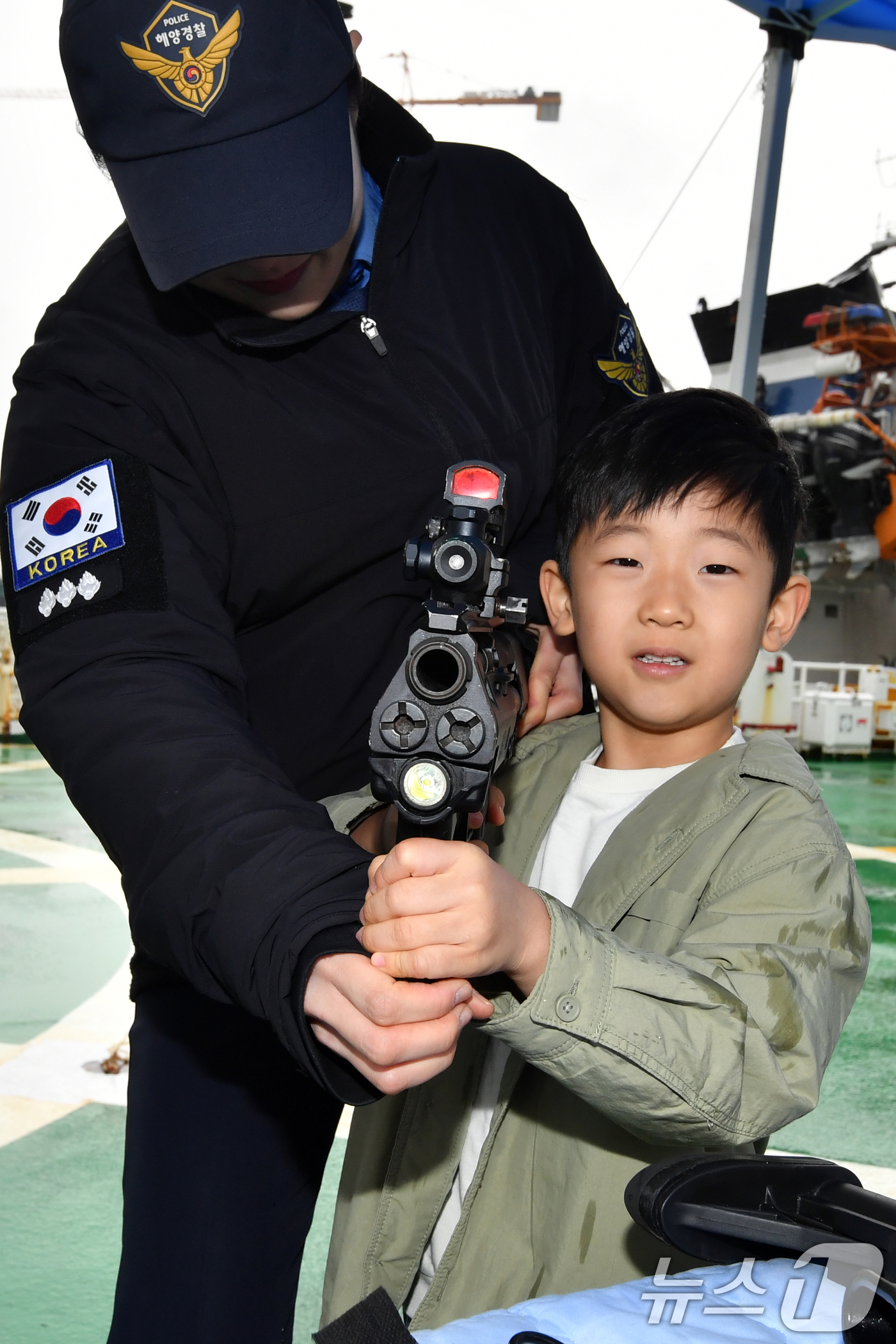 (포항=뉴스1) 최창호 기자 = 3일 경북 포항해양경찰서 전용부두에서 열린 어린이날 함정 공개 행사에서 어린이들이 해경 특공대원들이 사용하는 각종 장비 등을 직접 만져보며 즐거운 …
