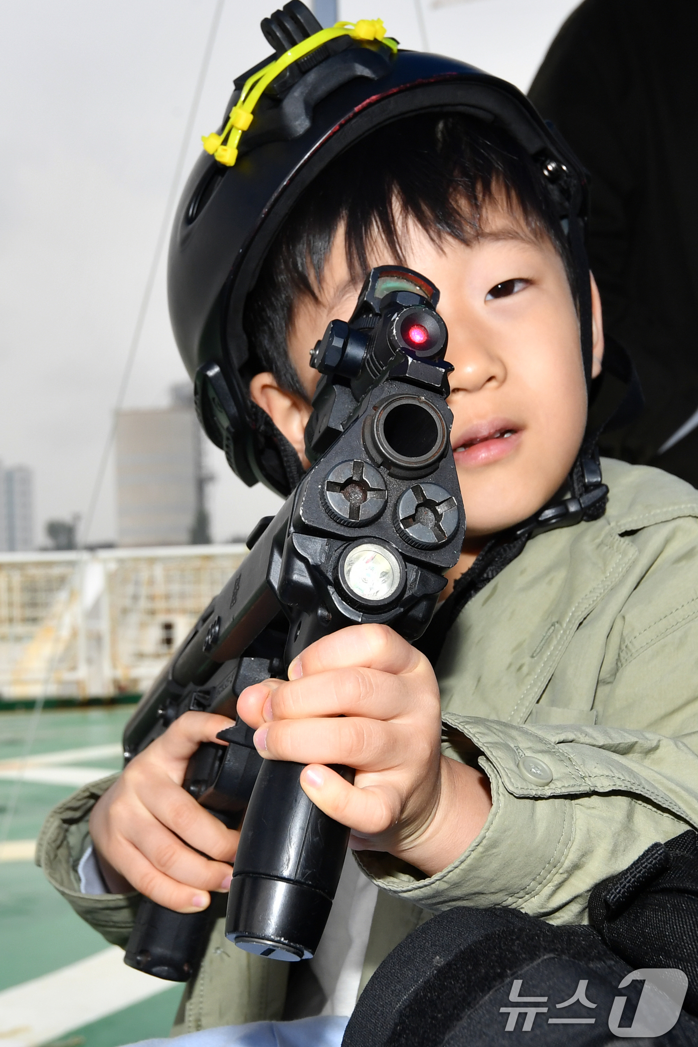 (포항=뉴스1) 최창호 기자 = 3일 경북 포항해양경찰서 전용부두에서 열린 어린이날 함정 공개 행사에서 어린이들이 해경 특공대원들이 사용하는 각종 장비 등을 직접 만져보며 즐거운 …