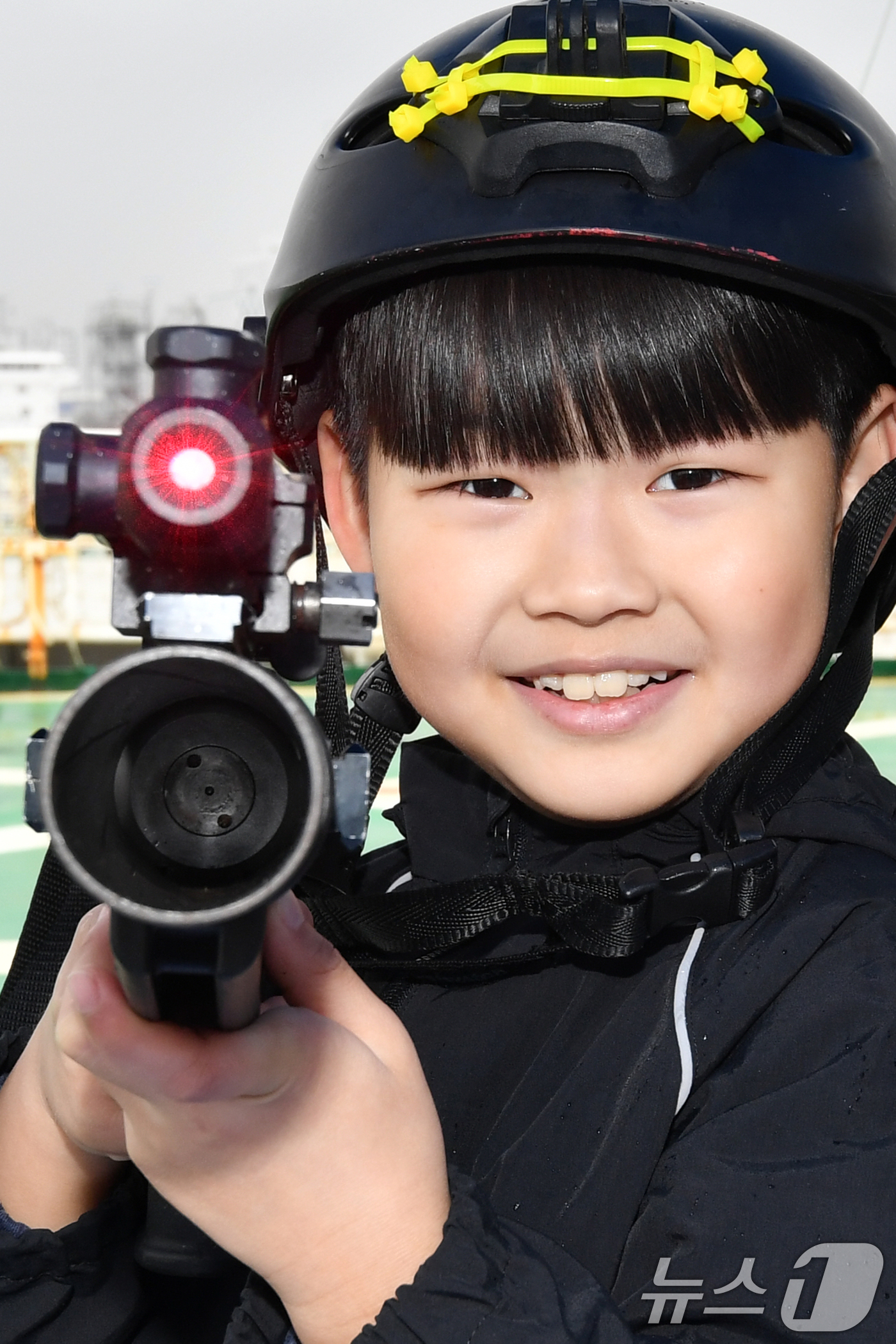 (포항=뉴스1) 최창호 기자 = 3일 경북 포항해양경찰서 전용부두에서 열린 어린이날 함정 공개 행사에서 어린이들이 해경 특공대원들이 사용하는 각종 장비 등을 직접 만져보며 즐거운 …