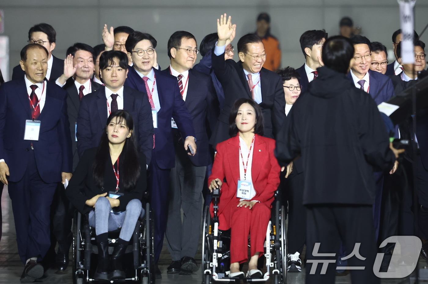 (고양=뉴스1) 김민지 기자 = 권영세 국민의힘 비상대책위원장, 권성동 원내대표, 황우여 선거관리위원장 등 당직자들이 3일 경기 고양시 킨텍스에서 열린 5차 전당대회에 입장하고 있 …