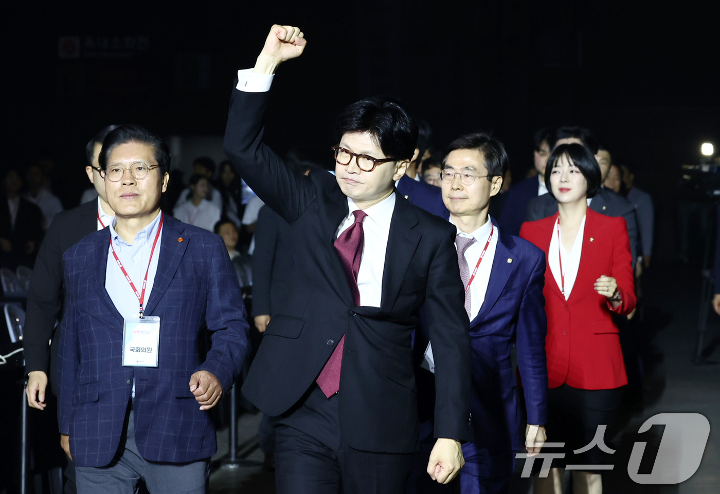 (고양=뉴스1) 김민지 기자 = 한동훈 국민의힘 대선 경선 후보가 3일 경기 고양시 킨텍스에서 열린 5차 전당대회에 입장하고 있다. 2025.5.3/뉴스1