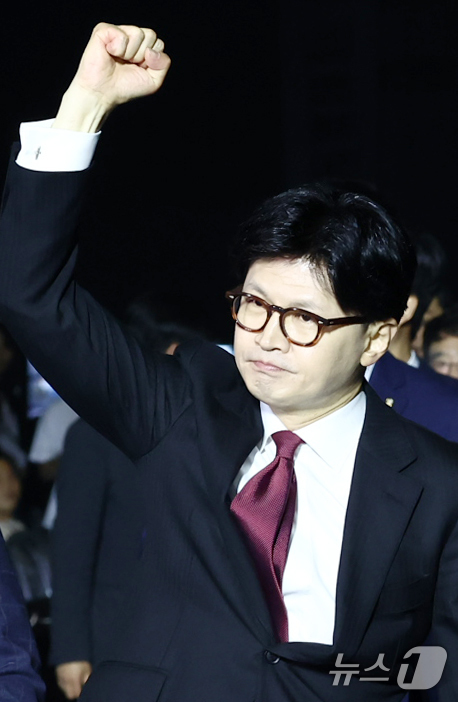 (고양=뉴스1) 김민지 기자 = 한동훈 국민의힘 대선 경선 후보가 3일 경기 고양시 킨텍스에서 열린 5차 전당대회에 입장하고 있다. 2025.5.3/뉴스1