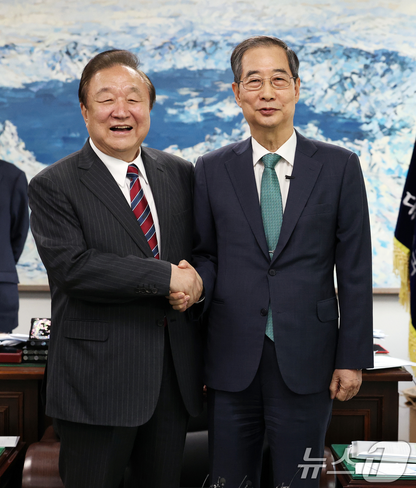 (서울=뉴스1) 오대일 기자 = 한덕수 무소속 대선 예비후보가 3일 오후 서울 영등포구 헌정회에서 정대철 헌정회장을 예방하며 기념촬영을 하고 있다.  2025.5.3/뉴스1