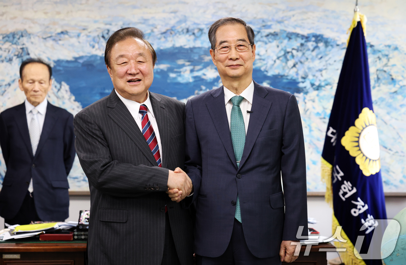 (서울=뉴스1) 오대일 기자 = 한덕수 무소속 대선 예비후보가 3일 오후 서울 영등포구 헌정회에서 정대철 헌정회장을 예방하며 기념촬영을 하고 있다.  2025.5.3/뉴스1