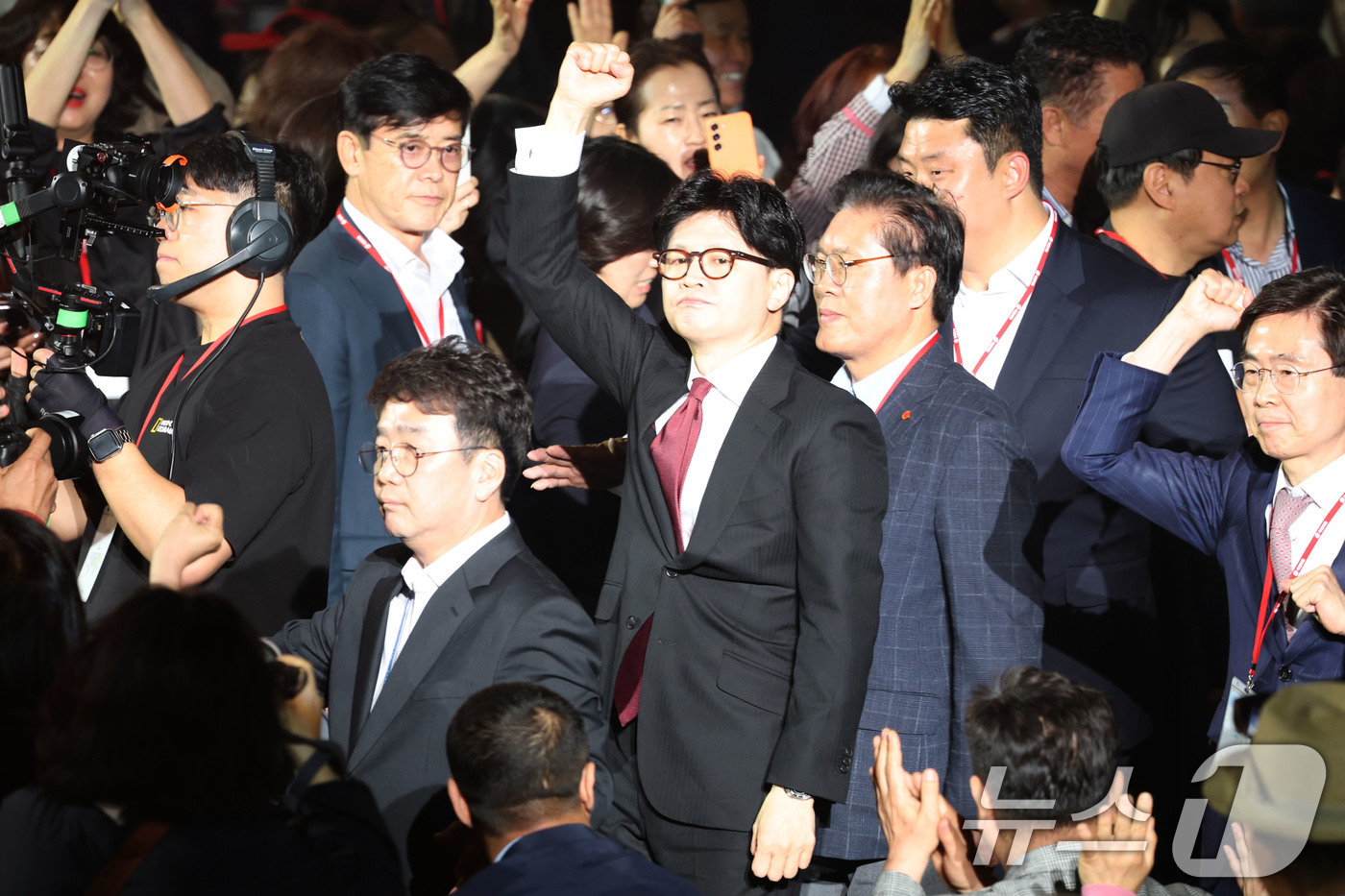 (고양=뉴스1) 이광호 기자 = 한동훈 국민의힘 대선 경선 후보가 3일 경기 고양시 킨텍스에서 열린 5차 전당대회에 입장하고 있다. 2025.5.3/뉴스1