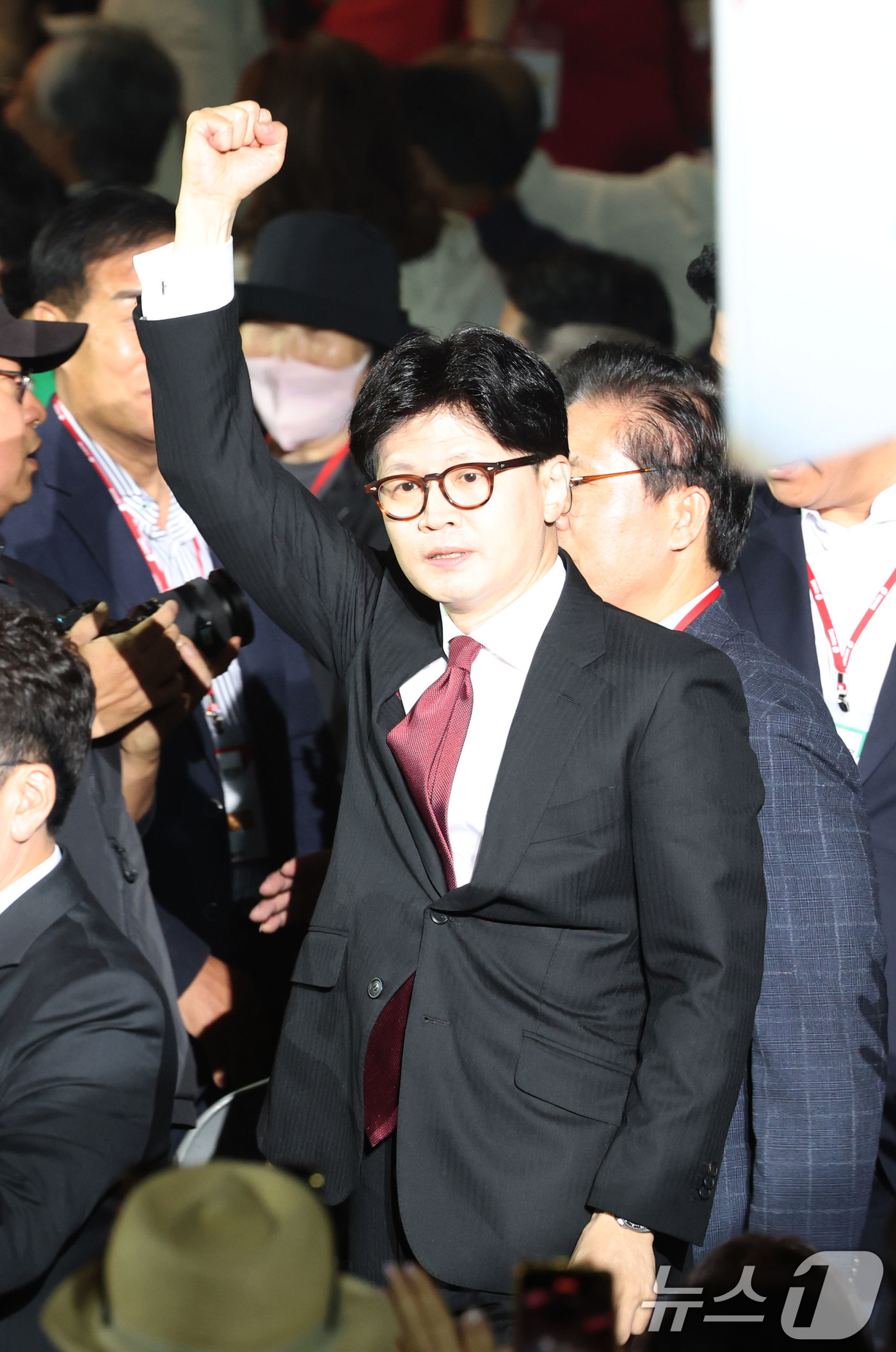 (고양=뉴스1) 이광호 기자 = 한동훈 국민의힘 대선 경선 후보가 3일 경기 고양시 킨텍스에서 열린 5차 전당대회에 입장하고 있다. 2025.5.3/뉴스1