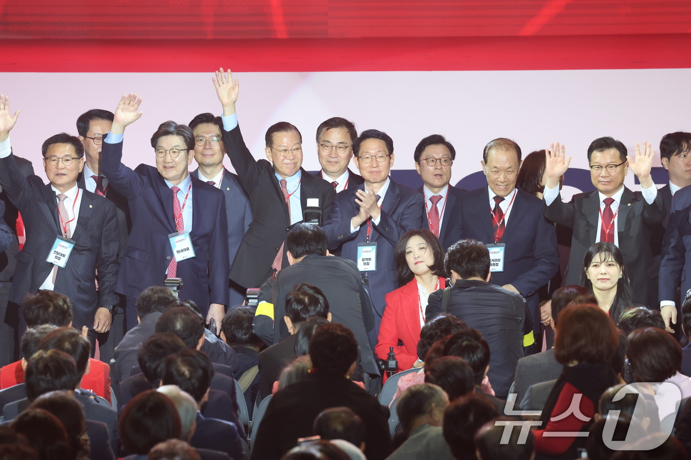 (고양=뉴스1) 이광호 기자 = 권영세 국민의힘 비상대책위원장, 권성동 원내대표, 황우여 선거관리위원장 등 당직자들이 3일 경기 고양시 킨텍스에서 열린 5차 전당대회에 입장하며 인 …