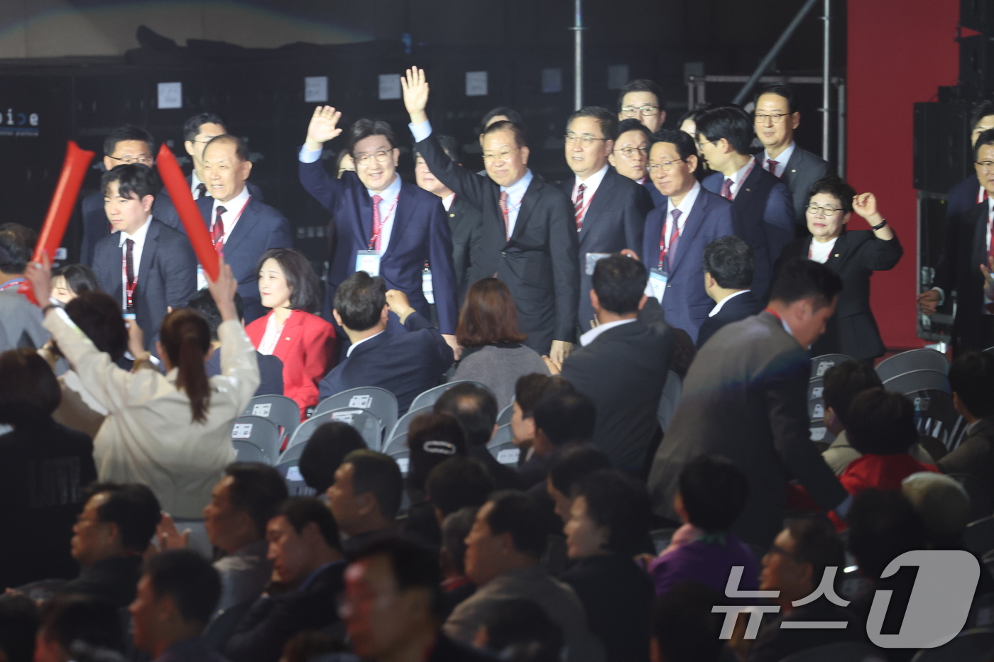 (고양=뉴스1) 이광호 기자 = 권영세 국민의힘 비상대책위원장, 권성동 원내대표, 황우여 선거관리위원장 등 당직자들이 3일 경기 고양시 킨텍스에서 열린 5차 전당대회에 입장하며 인 …