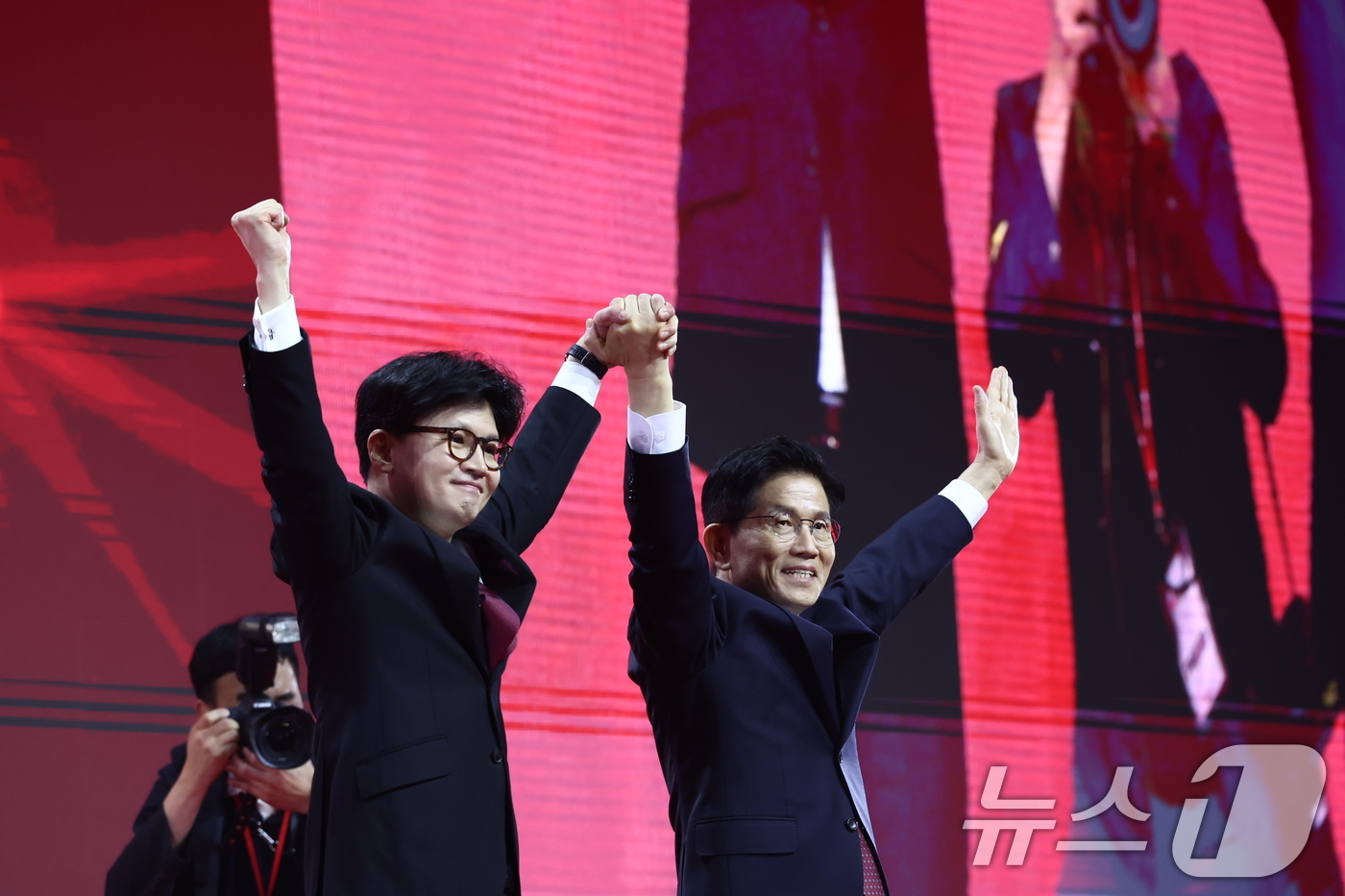 (고양=뉴스1) 김민지 기자 = 한동훈(왼쪽), 김문수 국민의힘 대선 경선 후보가 3일 경기 고양시 킨텍스에서 열린 5차 전당대회에서 대의원들을 향해 인사하고 있다. 2025.5. …
