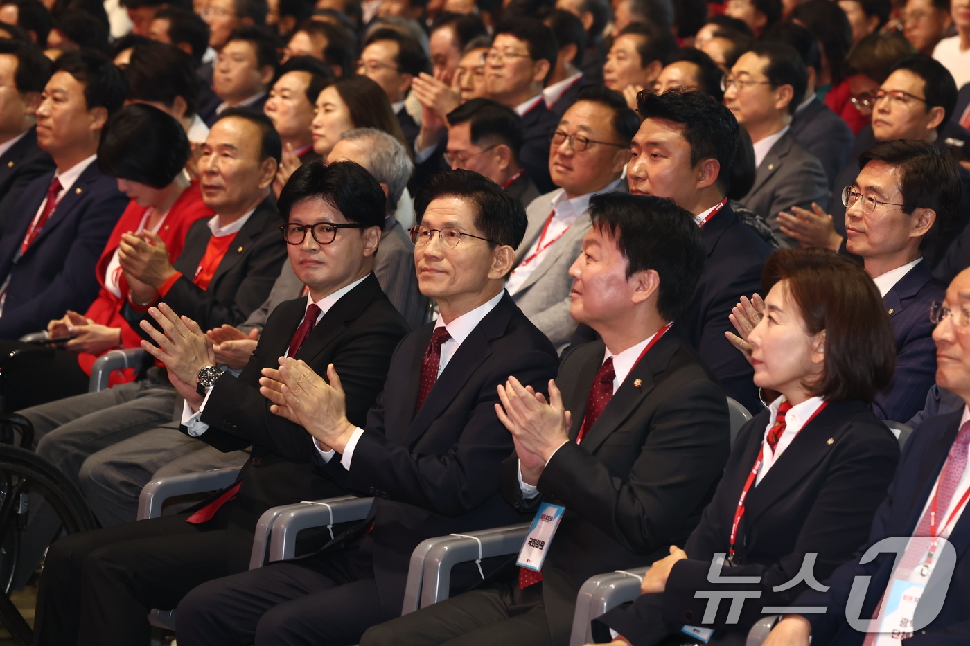 (고양=뉴스1) 김민지 기자 = 한동훈(앞줄 왼쪽부터), 김문수 국민의힘 대선 경선 후보와 안철수, 나경원 의원이 3일 경기 고양시 킨텍스에서 열린 5차 전당대회에서 손뼉치고 있다 …