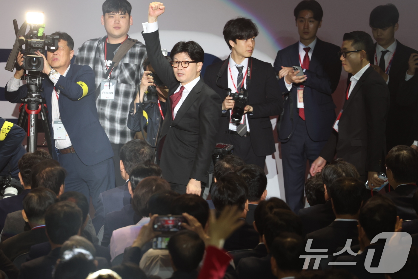 (고양=뉴스1) 이광호 기자 = 한동훈 국민의힘 대선 경선 후보가 3일 경기 고양시 킨텍스에서 열린 5차 전당대회에 입장하며 인사하고 있다. 2025.5.3/뉴스1