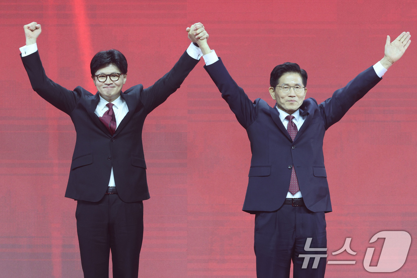 (고양=뉴스1) 이광호 기자 = 한동훈(왼쪽), 김문수 대선 경선 후보가 3일 경기 고양시 킨텍스에서 열린 5차 전당대회에서 손을 맞잡아 들어보이며 인사하고 있다. 2025.5.3 …
