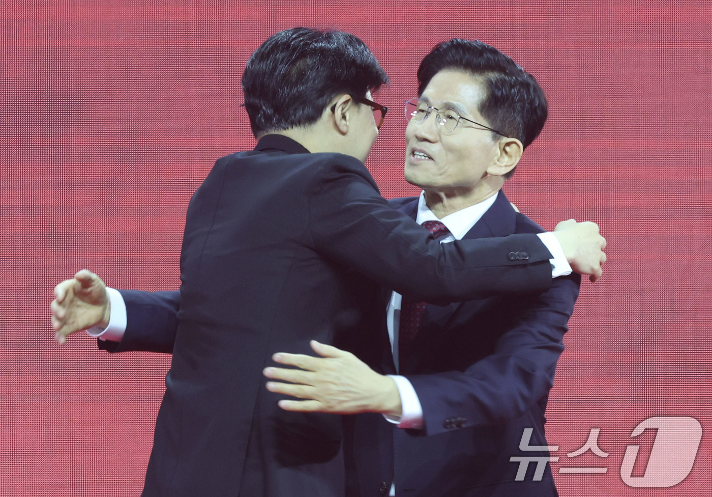 (고양=뉴스1) 이광호 기자 = 국민의힘 김문수(오른쪽), 한동훈 대선 경선 후보가 3일 경기 고양시 킨텍스에서 열린 5차 전당대회에서 당원들에게 인사한 뒤 포옹하고 있다. 202 …