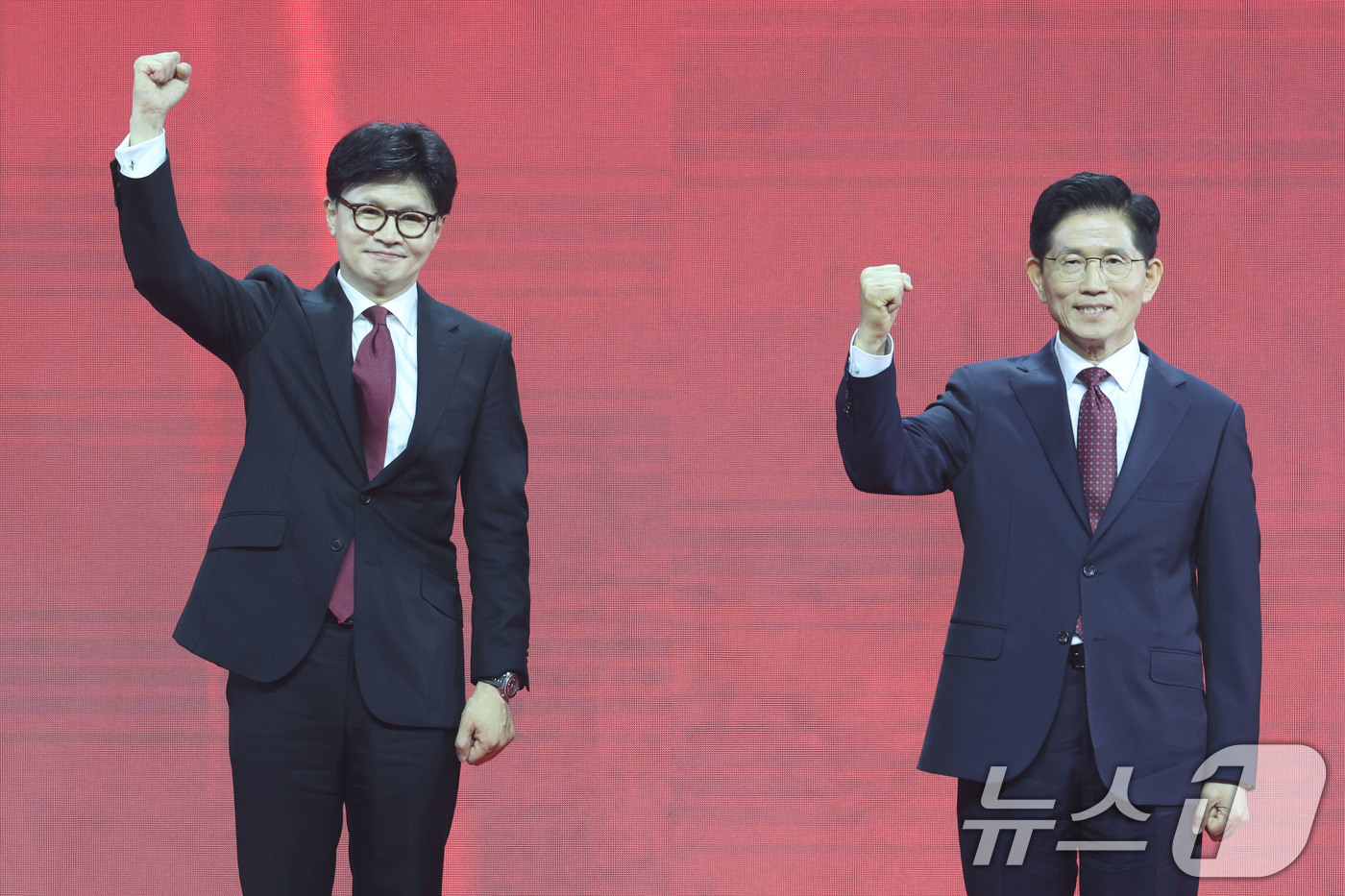 (고양=뉴스1) 이광호 기자 = 국민의힘 김문수(오른쪽), 한동훈 대선 경선 후보가 3일 경기 고양시 킨텍스에서 열린 5차 전당대회에서 당원들에게 인사하고 있다. 2025.5.3/ …
