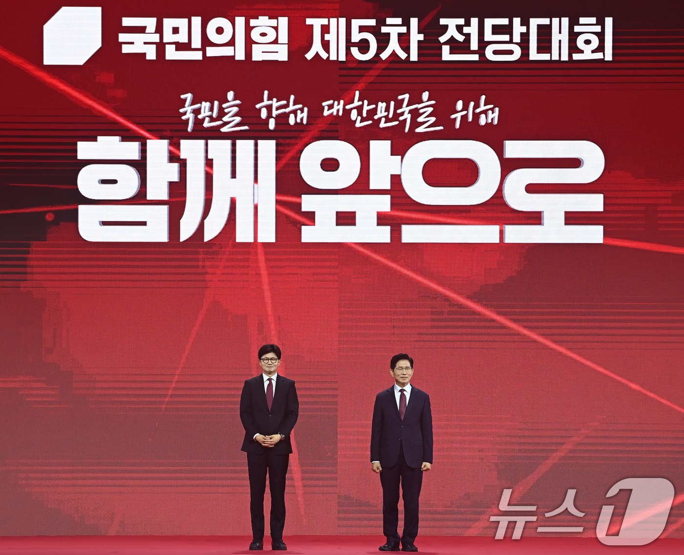 (고양=뉴스1) 이광호 기자 = 한동훈(왼쪽), 김문수 국민의힘 대선 경선 후보가 3일 경기 고양시 킨텍스에서 열린 5차 전당대회에서 인사하고 있다. (공동취재) 2025.5.3/ …