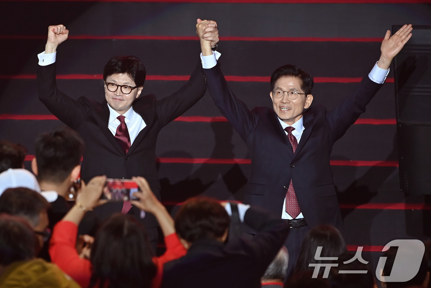 (고양=뉴스1) 이광호 기자 = 한동훈(왼쪽), 김문수 국민의힘 대선 경선 후보가 3일 경기 고양시 킨텍스에서 열린 5차 전당대회에서 손을 맞잡아 들며 인사하고 있다. (공동취재) …