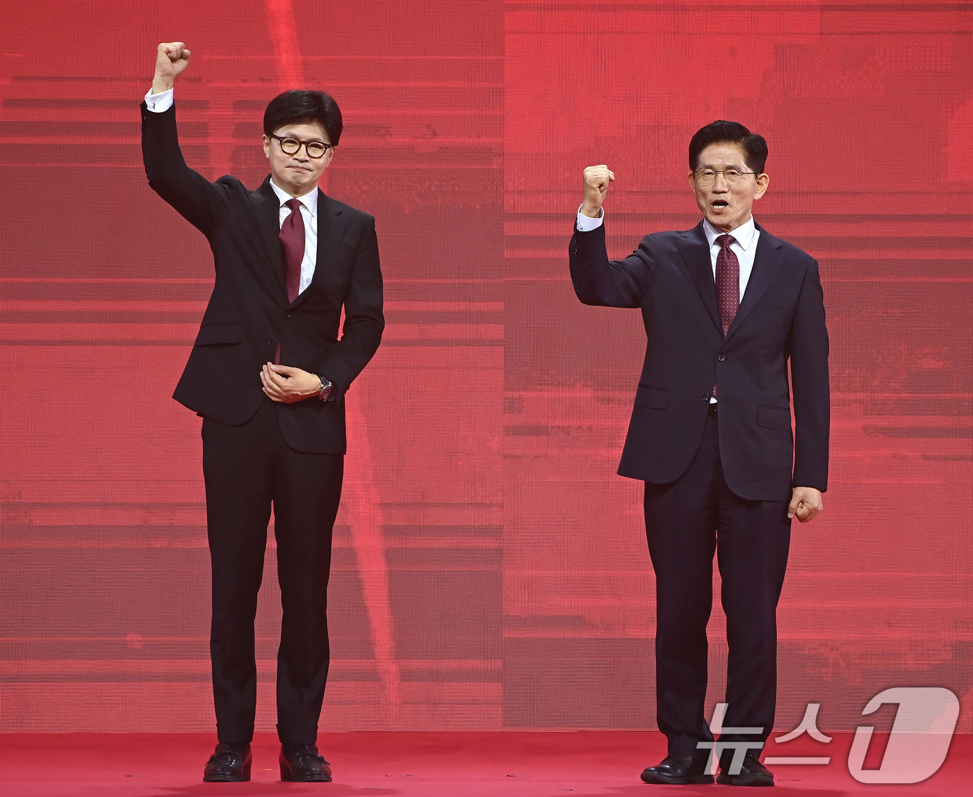 (고양=뉴스1) 이광호 기자 = 국민의힘 김문수(오른쪽), 한동훈 대선 경선 후보가 3일 경기 고양시 킨텍스에서 열린 5차 전당대회에서 당원들에게 인사하고 있다. (공동취재) 20 …