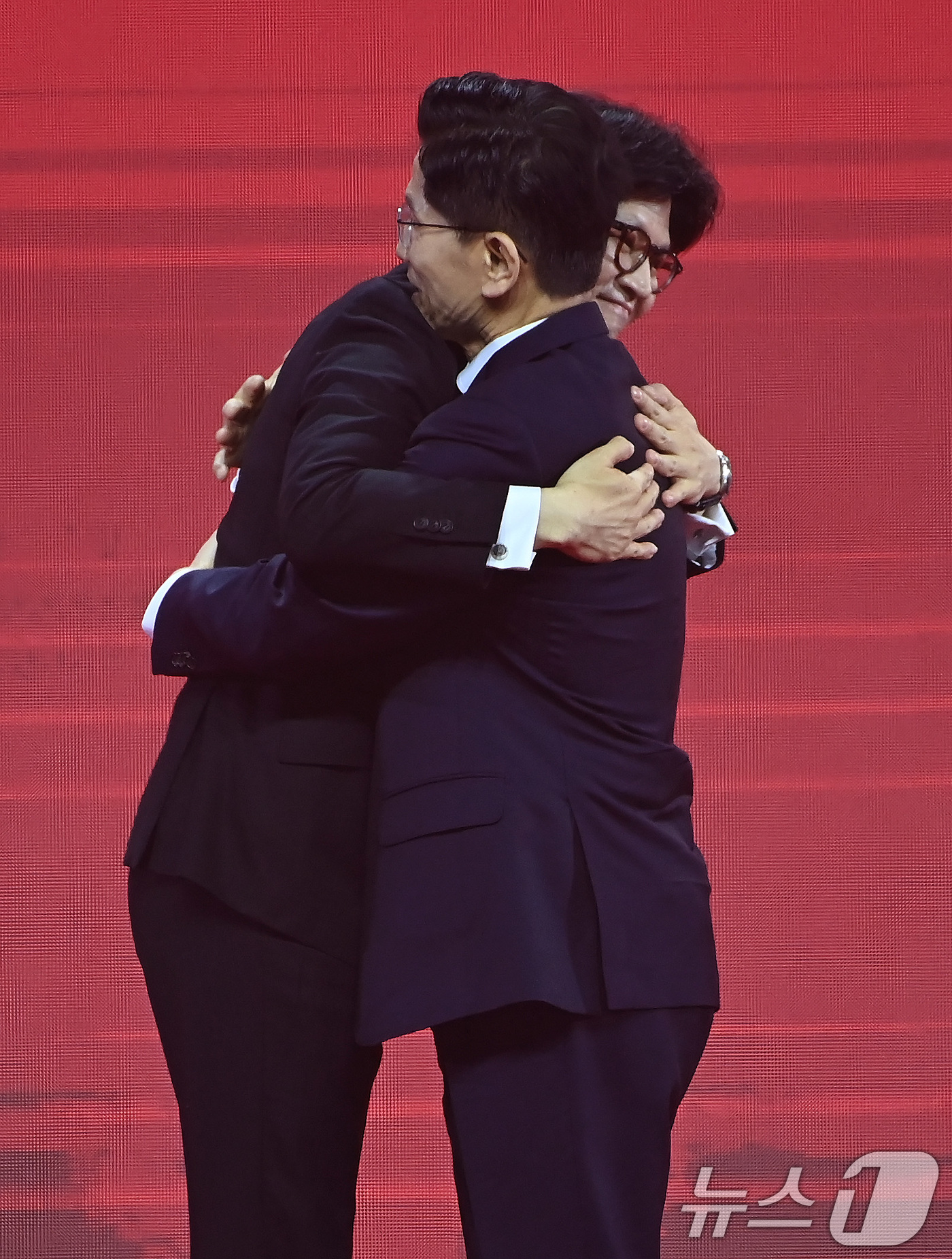 (고양=뉴스1) 이광호 기자 = 국민의힘 김문수(오른쪽), 한동훈 대선 경선 후보가 3일 경기 고양시 킨텍스에서 열린 5차 전당대회에서 포옹하고 있다. (공동취재) 2025.5.3 …