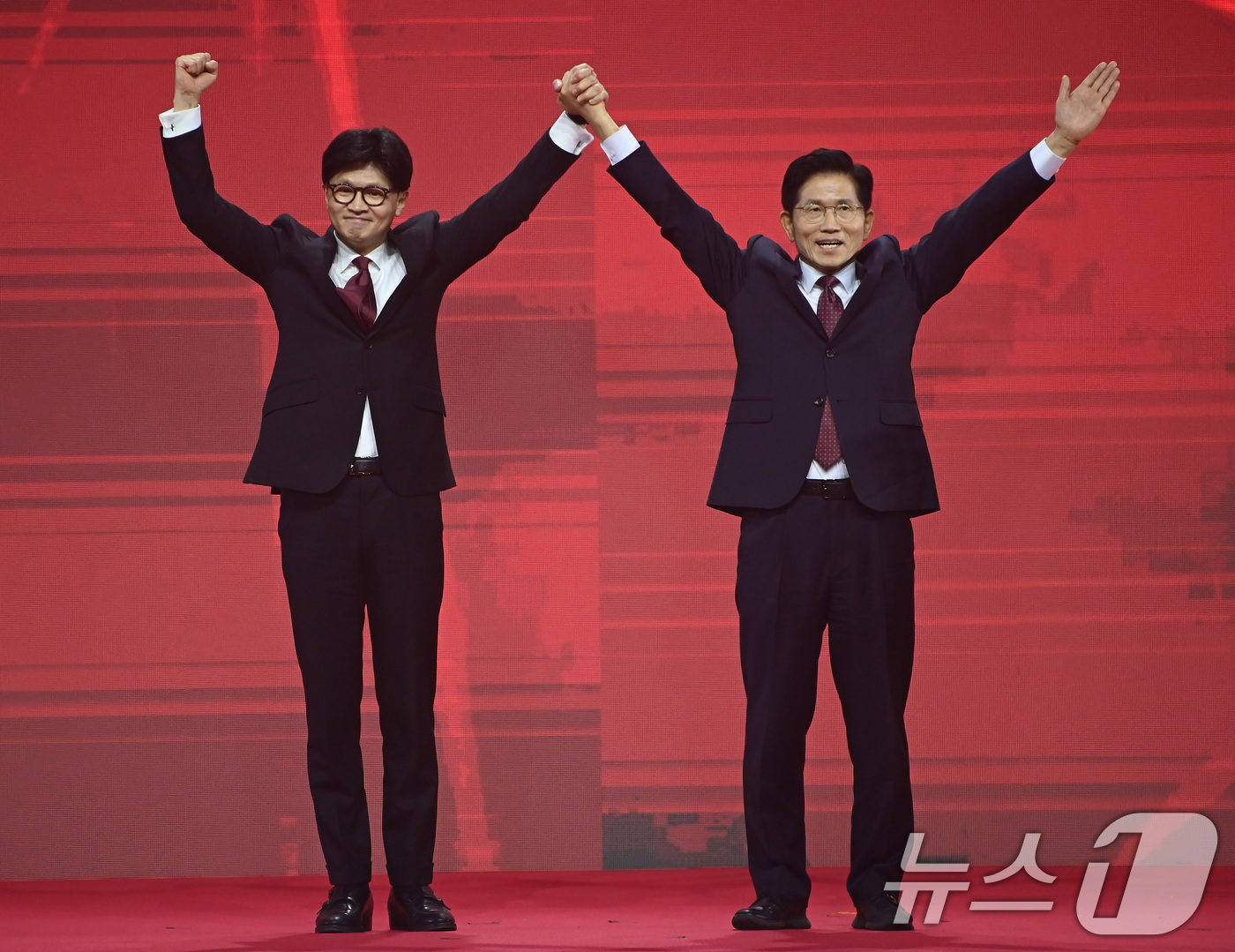 (고양=뉴스1) 이광호 기자 = 한동훈(왼쪽), 김문수 국민의힘 대선 경선 후보가 3일 경기 고양시 킨텍스에서 열린 5차 전당대회에서 손을 맞잡아 들며 인사하고 있다. (공동취재) …