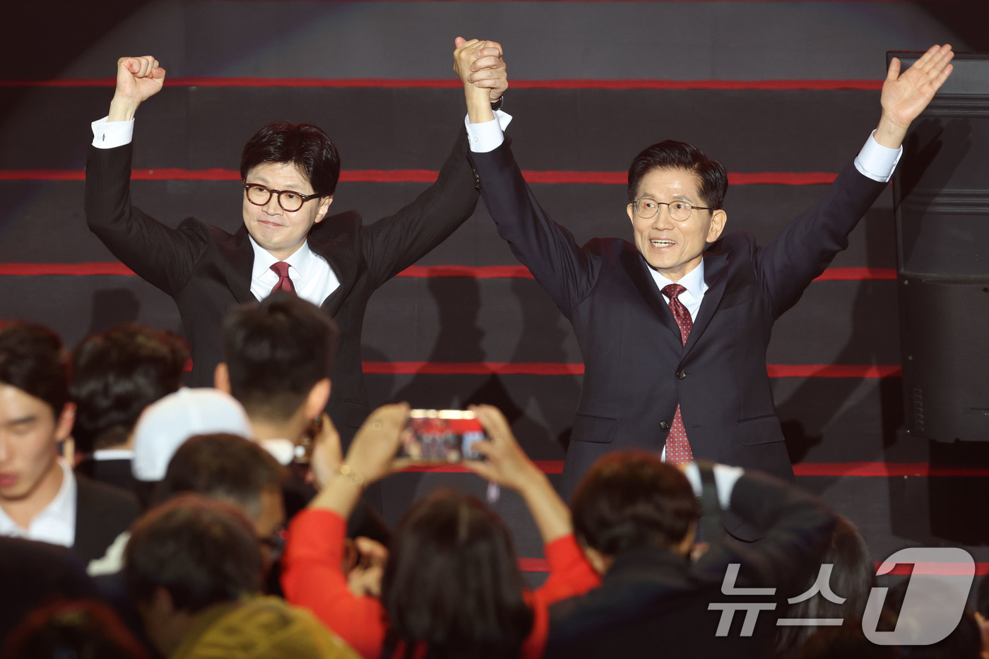 (고양=뉴스1) 이광호 기자 = 국민의힘 김문수(오른쪽), 한동훈 대선 경선 후보가 3일 경기 고양시 킨텍스에서 열린 5차 전당대회에서 당원들에게 인사하고 있다. 2025.5.3/ …