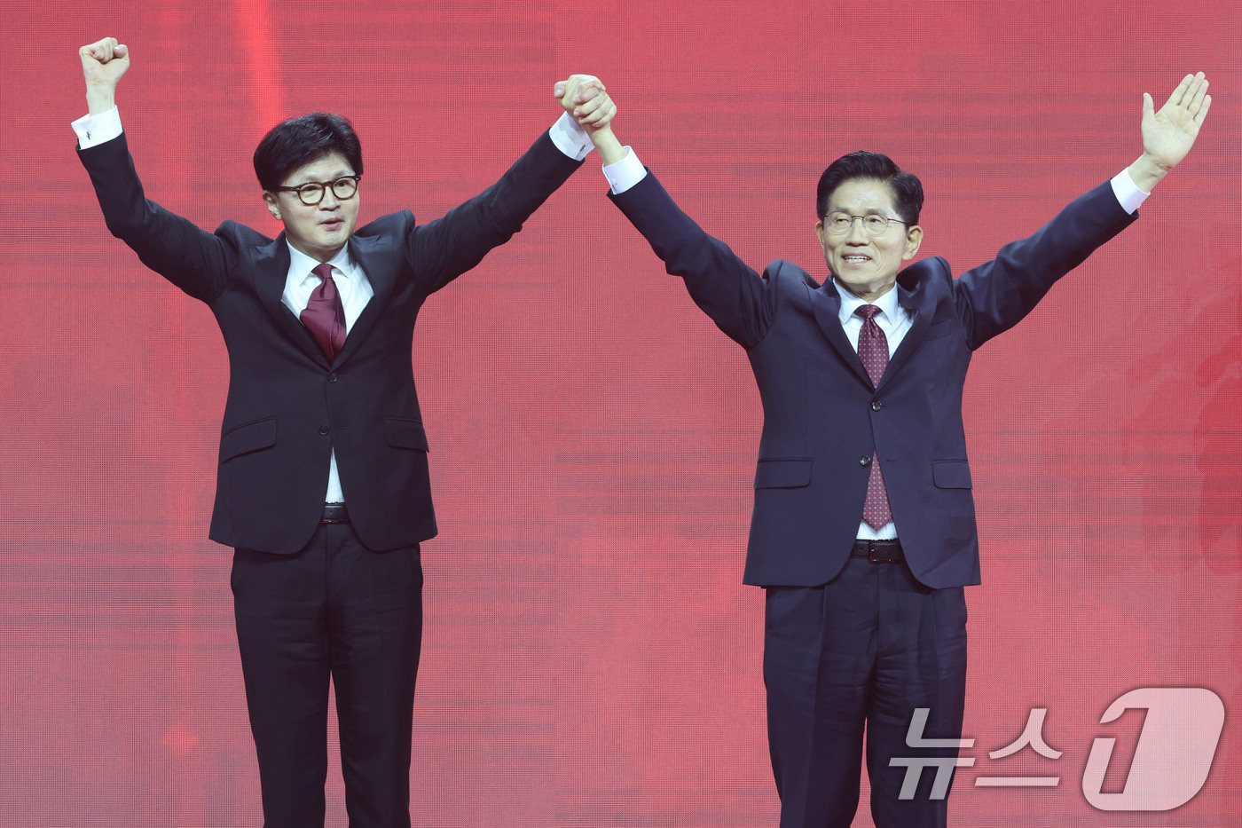 (고양=뉴스1) 이광호 기자 = 국민의힘 김문수(오른쪽), 한동훈 대선 경선 후보가 3일 경기 고양시 킨텍스에서 열린 5차 전당대회에서 당원들에게 인사하고 있다. 2025.5.3/ …