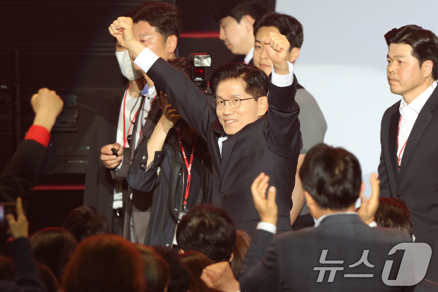 (고양=뉴스1) 이광호 기자 = 김문수 국민의힘 대선 경선 후보가 3일 경기 고양시 킨텍스에서 열린 5차 전당대회에 입장하고 있다. 2025.5.3/뉴스1