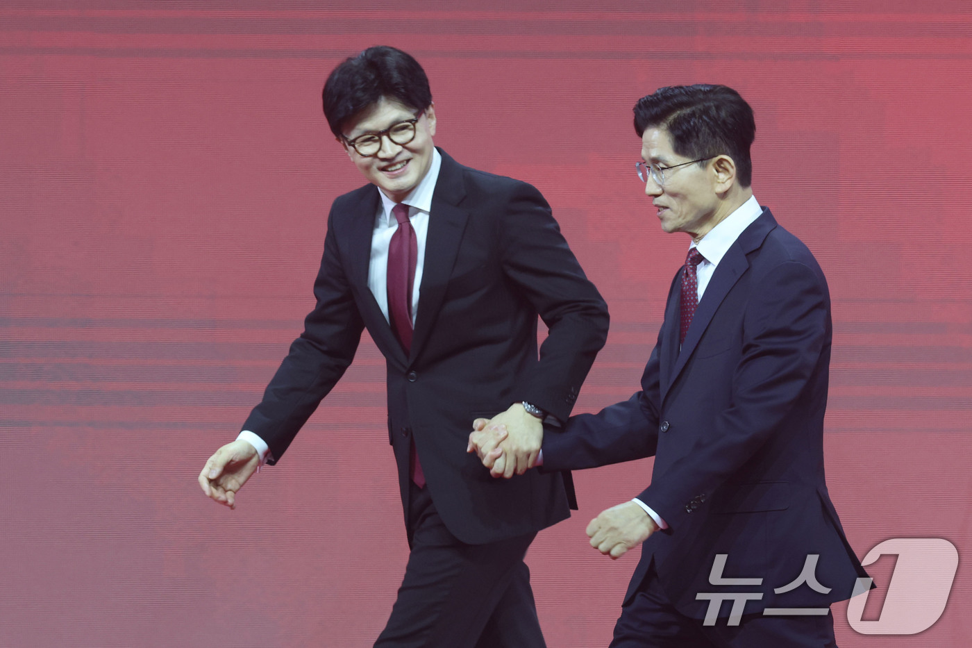 (고양=뉴스1) 이광호 기자 = 김문수(오른쪽), 한동훈 국민의힘 대선 경선 후보가 3일 경기 고양시 킨텍스에서 열린 5차 전당대회에서 당원들에게 인사를 마친 뒤 자리로 향하고 있 …