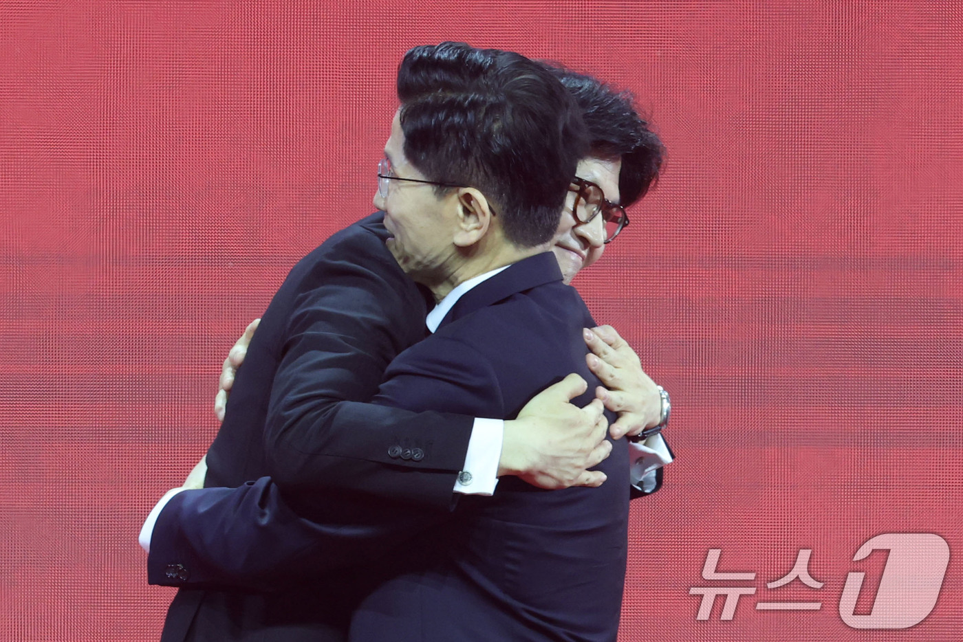 (고양=뉴스1) 이광호 기자 = 김문수(오른쪽), 한동훈 국민의힘 대선 경선 후보가 3일 경기 고양시 킨텍스에서 열린 5차 전당대회에서 당원들에게 인사를 마친뒤 포옹하고 있다. 2 …