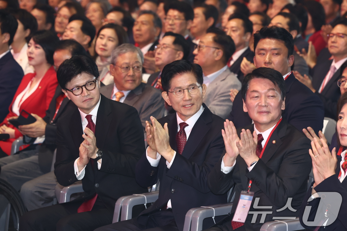(고양=뉴스1) 김민지 기자 = 한동훈(앞줄 왼쪽부터), 김문수 국민의힘 대선 경선 후보와 안철수 의원이 3일 경기 고양시 킨텍스에서 열린 5차 전당대회에서 손뼉치고 있다. (20 …