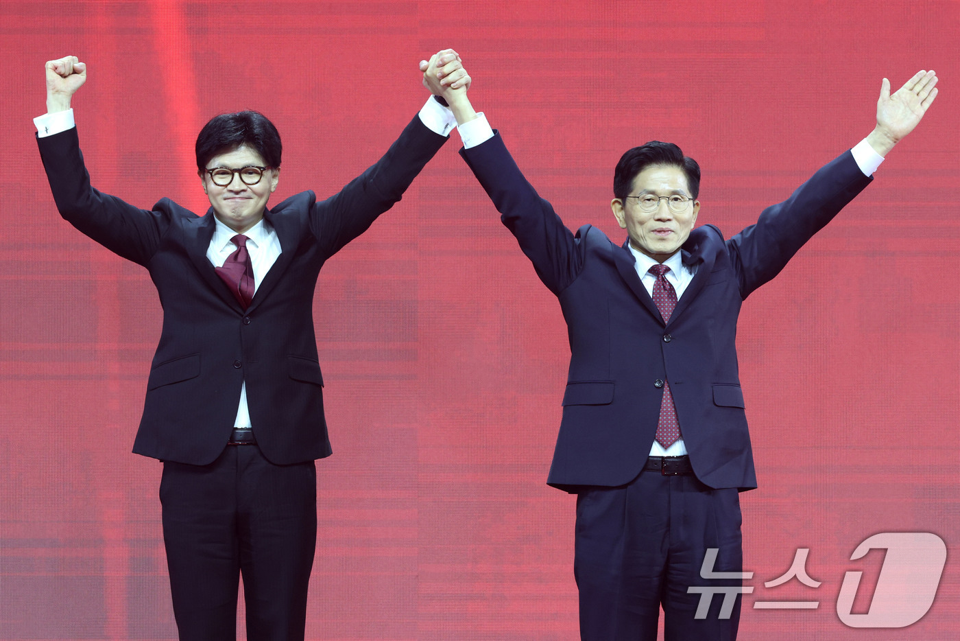 (고양=뉴스1) 이광호 기자 = 김문수(오른쪽), 한동훈 국민의힘 대선 경선 후보가 3일 경기 고양시 킨텍스에서 열린 5차 전당대회에서 당원들에게 인사하고 있다. 2025.5.3/ …