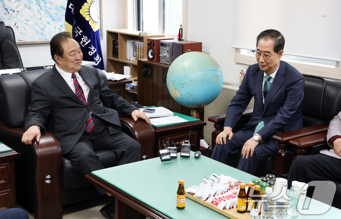 (서울=뉴스1) 오대일 기자 = 한덕수 무소속 대선 예비후보가 3일 오후 서울 영등포구 헌정회에서 정대철 헌정회장을 예방하며 대화를 나누고 있다. 2025.5.3/뉴스1