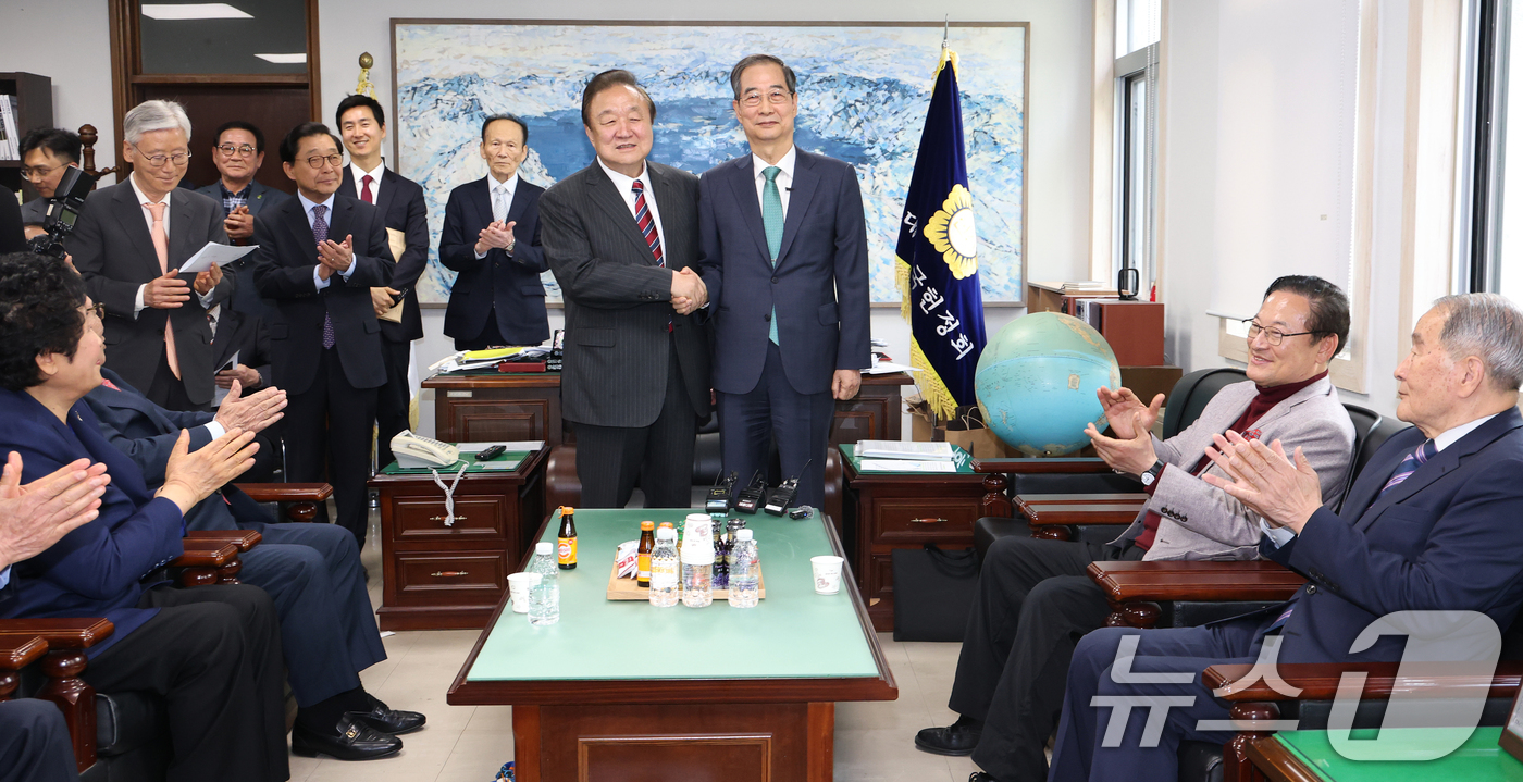 (서울=뉴스1) 오대일 기자 = 한덕수 무소속 대선 예비후보가 3일 오후 서울 영등포구 헌정회에서 정대철 헌정회장을 예방하며 기념촬영을 하고 있다. 2025.5.3/뉴스1