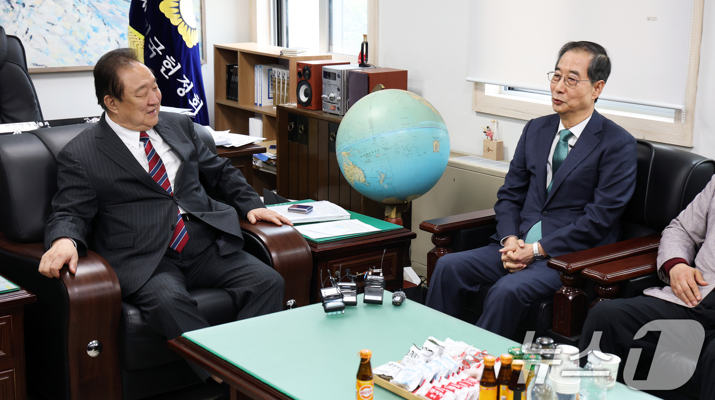 (서울=뉴스1) 오대일 기자 = 한덕수 무소속 대선 예비후보가 3일 오후 서울 영등포구 헌정회에서 정대철 헌정회장을 예방하며 대화를 나누고 있다. 2025.5.3/뉴스1