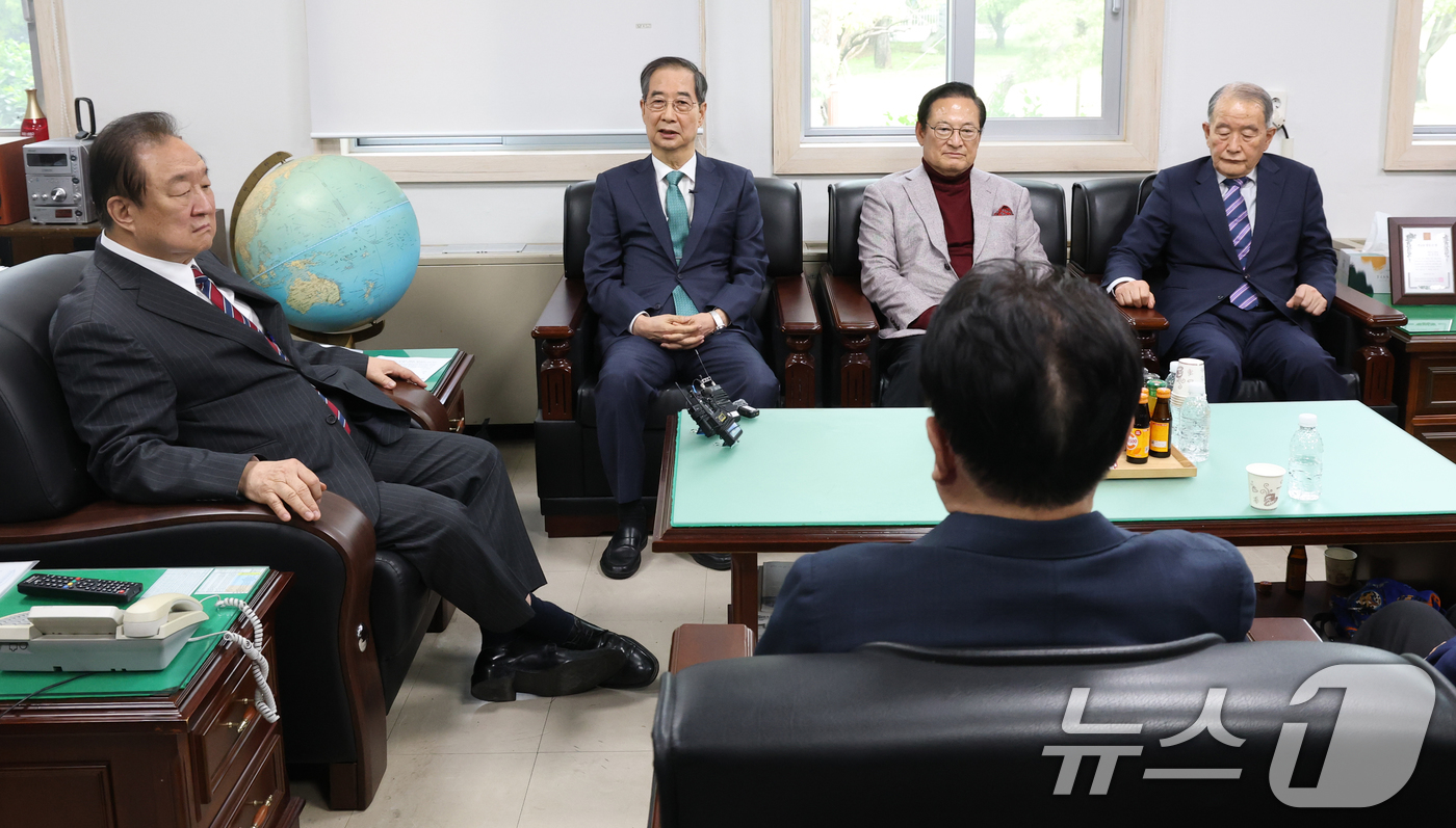 (서울=뉴스1) 오대일 기자 = 한덕수 무소속 대선 예비후보가 3일 오후 서울 영등포구 헌정회에서 정대철 헌정회장을 예방하며 대화를 나누고 있다. 2025.5.3/뉴스1
