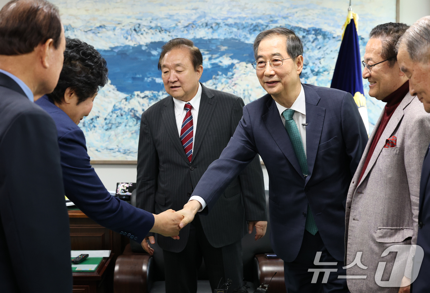 (서울=뉴스1) 오대일 기자 = 한덕수 무소속 대선 예비후보가 3일 오후 서울 영등포구 헌정회에서 정대철 헌정회장을 예방하며 헌정회원들과 인사를 나누고 있다. 2025.5.3/뉴스 …