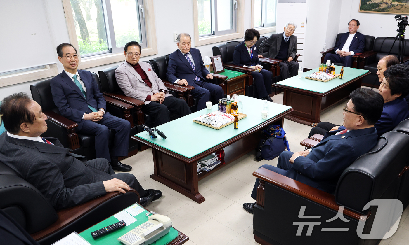 (서울=뉴스1) 오대일 기자 = 한덕수 무소속 대선 예비후보가 3일 오후 서울 영등포구 헌정회에서 정대철 헌정회장을 예방하며 대화를 나누고 있다. 2025.5.3/뉴스1